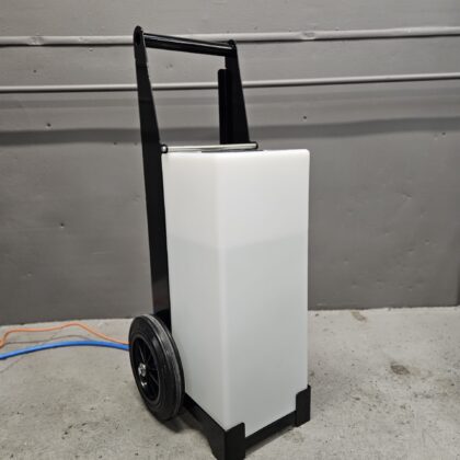 Portabel vattentank med pump.
